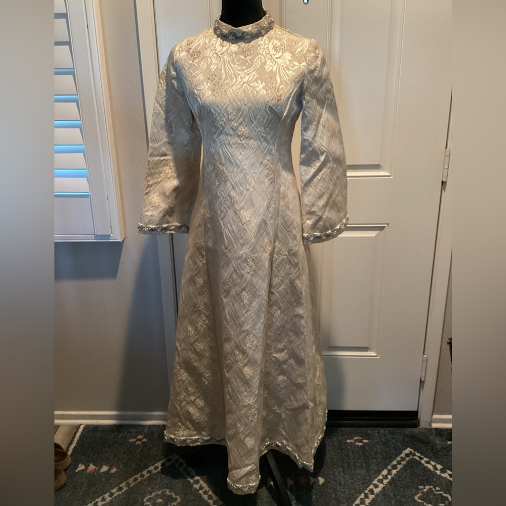 Chic Vintage Long Sleeve Cream Brocade Dress EUC